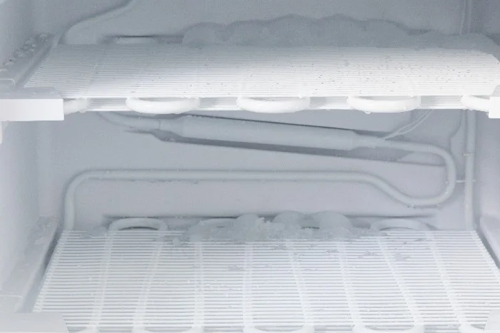 Vereister Kühlschrank